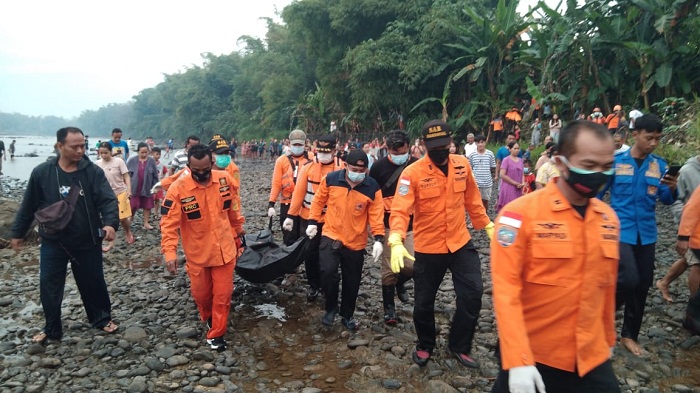 tim-sar-gabungan-mengevakuasi-remaja-tenggelam-di-sungai-klawing-kabupaten-purbalingga-selasa.jpg