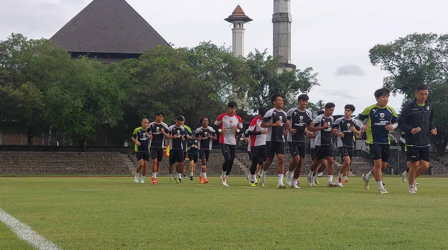 timnas-indonesia-latihan-di-stadion-sriwedari-kota-solo.jpg
