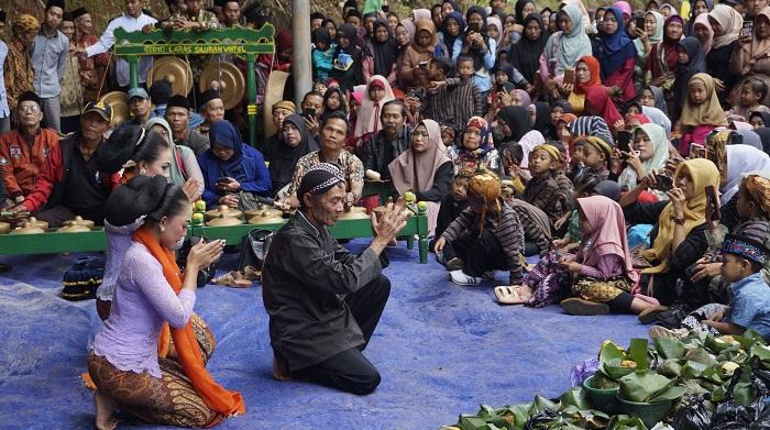 tradisi-nyadran-gunung-silurah-di-silurah-wonotunggal-batang-jumat-24112023.jpg