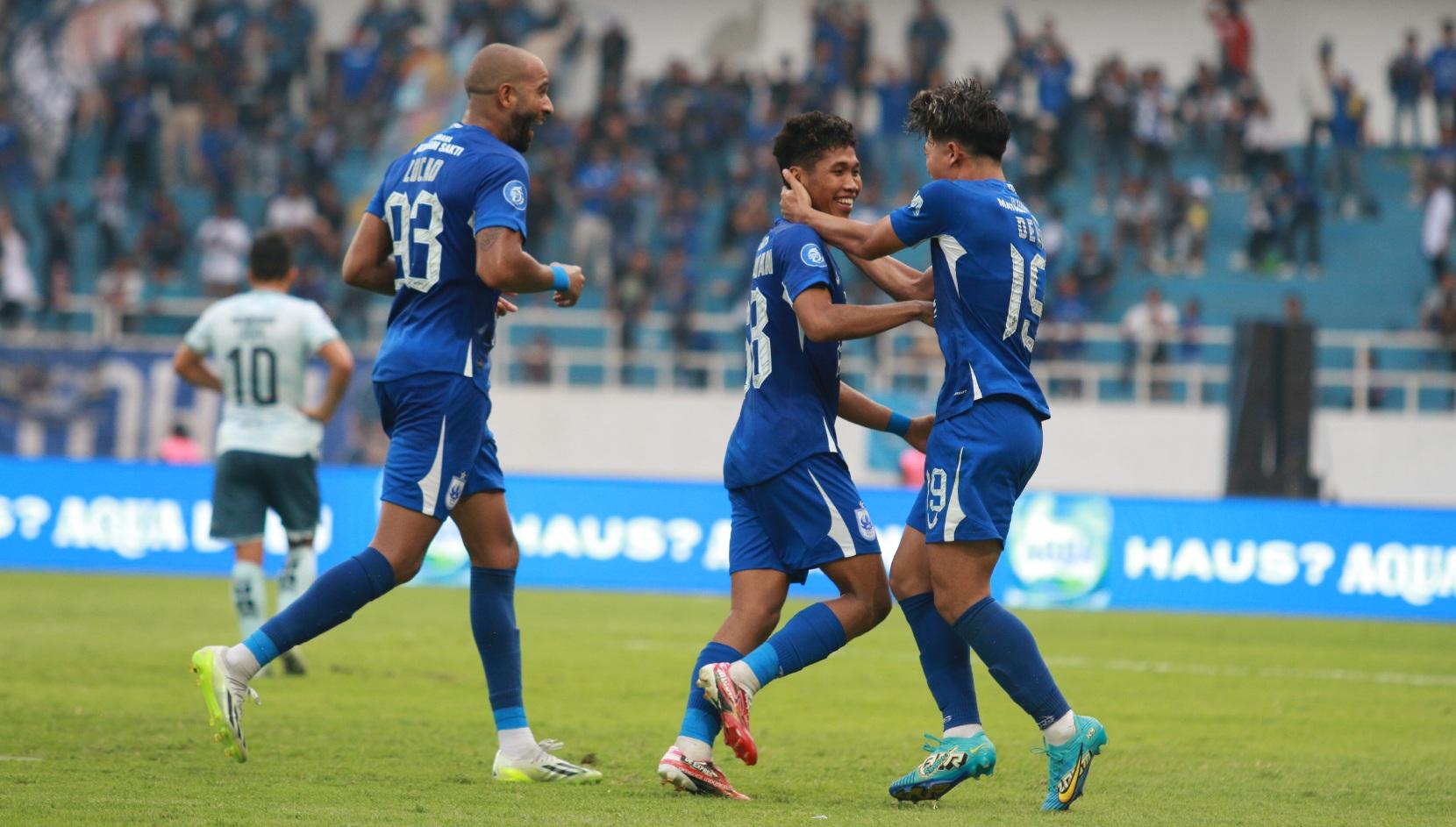 tri-setiawan-selebrasi-gol-psis-vs-persita.jpg