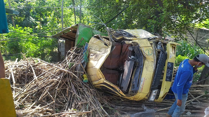 truk-bermuatan-tebu-kecelakaan-tunggal-di-turunan-silayur-ngaliyan-semarang.jpg