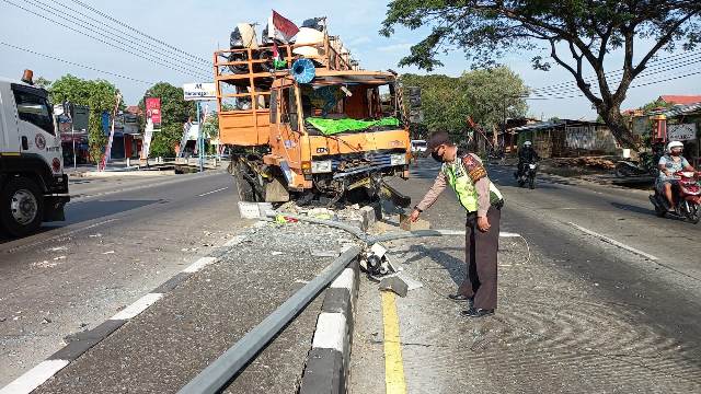 truk-pengangkut-motor-tabrak-median-jalan-di-demak.jpg