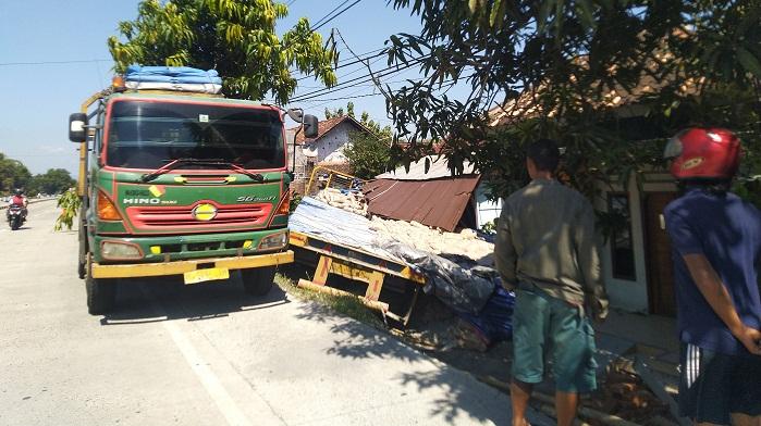 Hindari Ban, Truk Trailer Bermuatan Semen Tabrak Rumah di Jalan Pantura Kendal