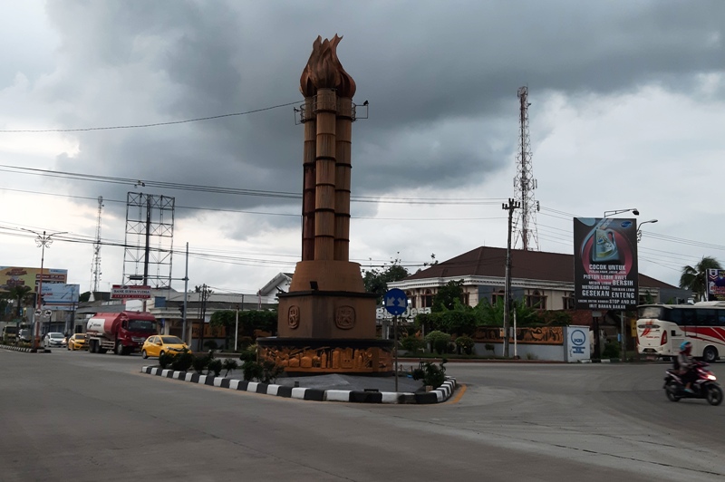 tugu-lilin-di-cilacap.jpg