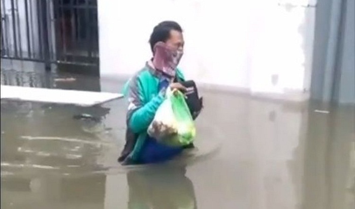 tukang-ojek-online-terjang-banjir-demi-antar-pesanan-makanan-pelanggan-di-semarang.jpg