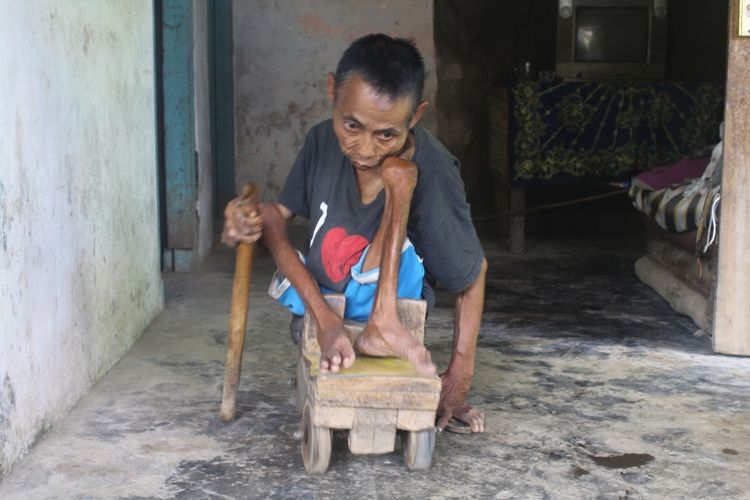 Kisah Turiyan, 47 Tahun Lumpuh dan Hidup di Atas Mobil-mobilan Namun Tetap Produktif