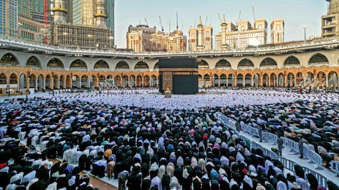 umat-muslim-salat-di-depan-kabah-kota-suci-mekkah-ibadah-haji.jpg