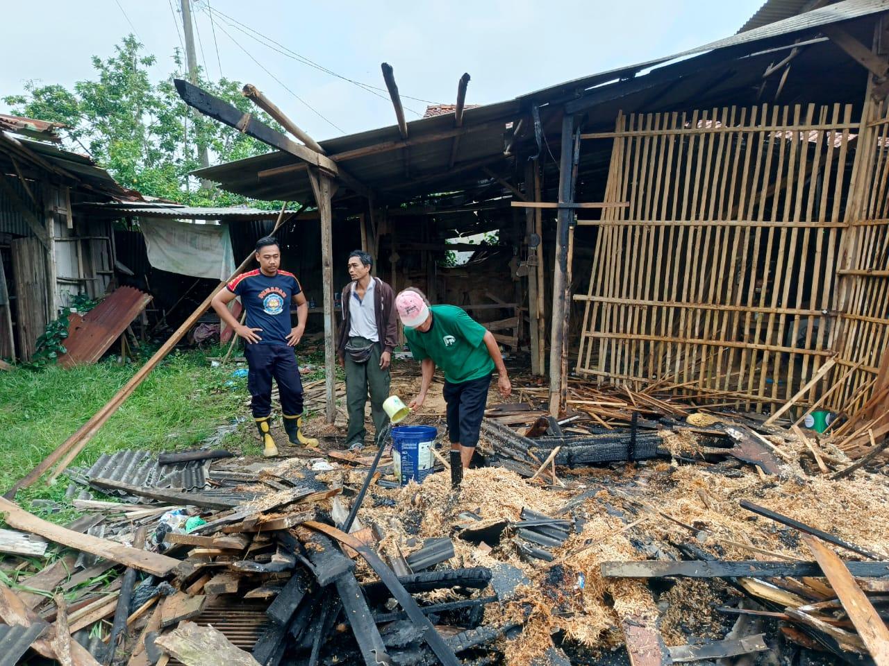 usaha-kayu-terbakar-cilacap.jpg