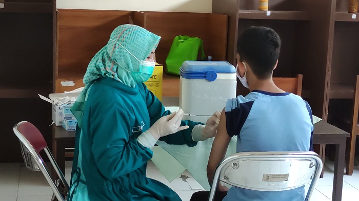 vaksinasi-covid-19-kepada-siswa-smp-negeri-9-purwokerto-banyumas-jumat-392021.jpg
