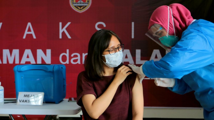 vaksinasi-kepada-tenaga-kesehatan-di-kota-semarang-jumat-1512021.jpg