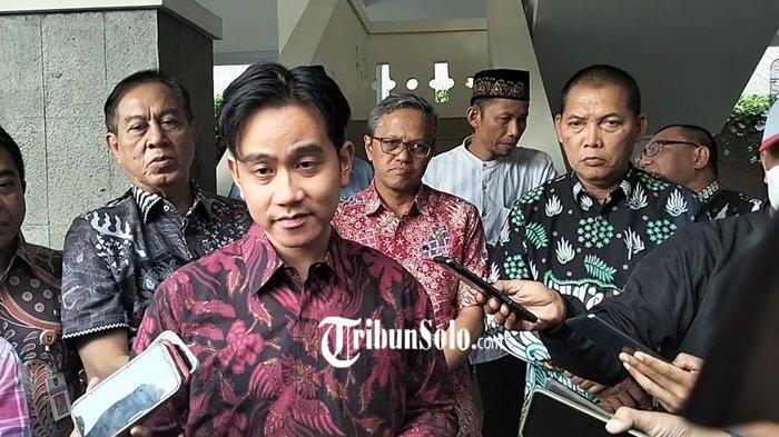wali-kota-solo-gibran-rakabuming-raka-menyerahkan-surat-pengunduran-diri.jpg