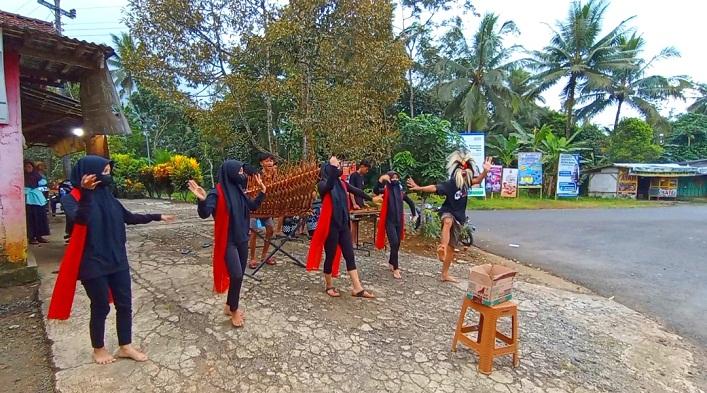 Di Tanggeran Banyumas, Warga Menunggu Berbuka Puasa sambil Belanja Takjil dan Nonton Musik Kentongan