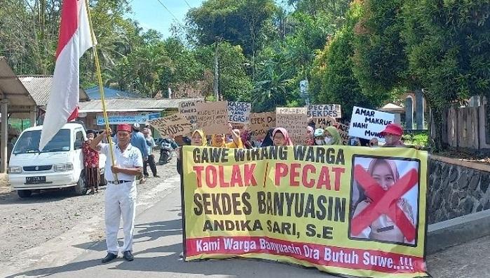 warga-banyuasin-kembaran-purworejo-demo-minta-sekdes-mabuk-miras-dicopot.jpg
