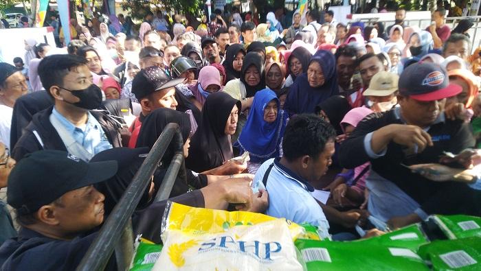 warga-berebut-beras-murah-dari-bulog-kudus-di-gerakan-pangan-murah-dinas-pertanian-dan-pangan-kudus.jpg