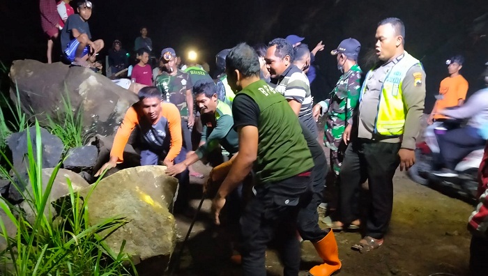 Material Longsor Dibersihkan Warga dan Aparat, Jalan Kebumen-Karangsambung Bisa Dilewati Lagi
