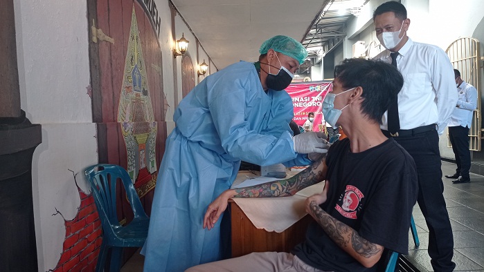 warga-binaan-di-rutan-kelas-iib-kota-salatiga-menerima-vaksinasi-covid-rabu-2872021.jpg