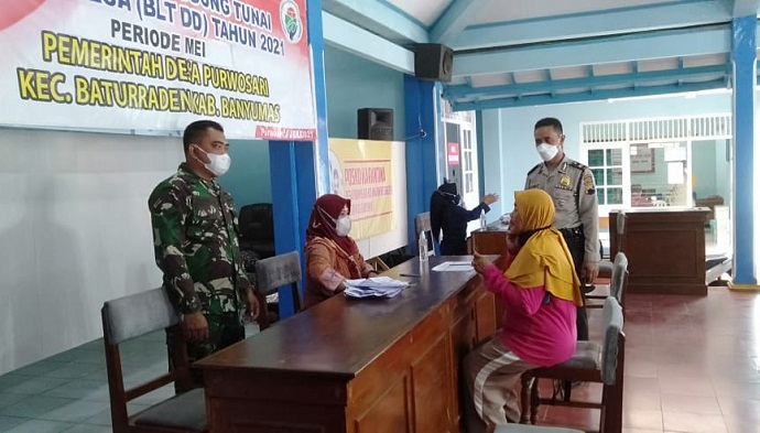 warga-desa-purwosari-kecamatan-baturraden-kabupaten-banyumas-menerima-blt-dd.jpg