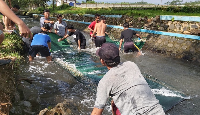 Jelang Ramadan, Warga Pekalongan Ramai-ramai Cuci Karpet Masjid. Tradisi Menambah Keakraban Warga