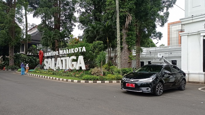 warga-melintas-di-depan-kantor-wali-kota-salatiga-senin-1462021.jpg