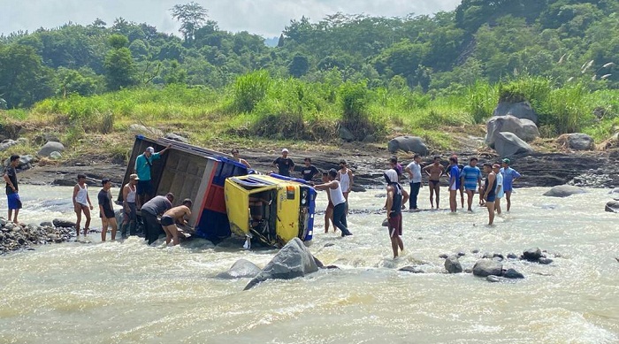 warga-mengevakuasi-truk-yang-terseret-banjir-di-sungai-kaligung-balapulang-tegal-selasa-1112022.jpg