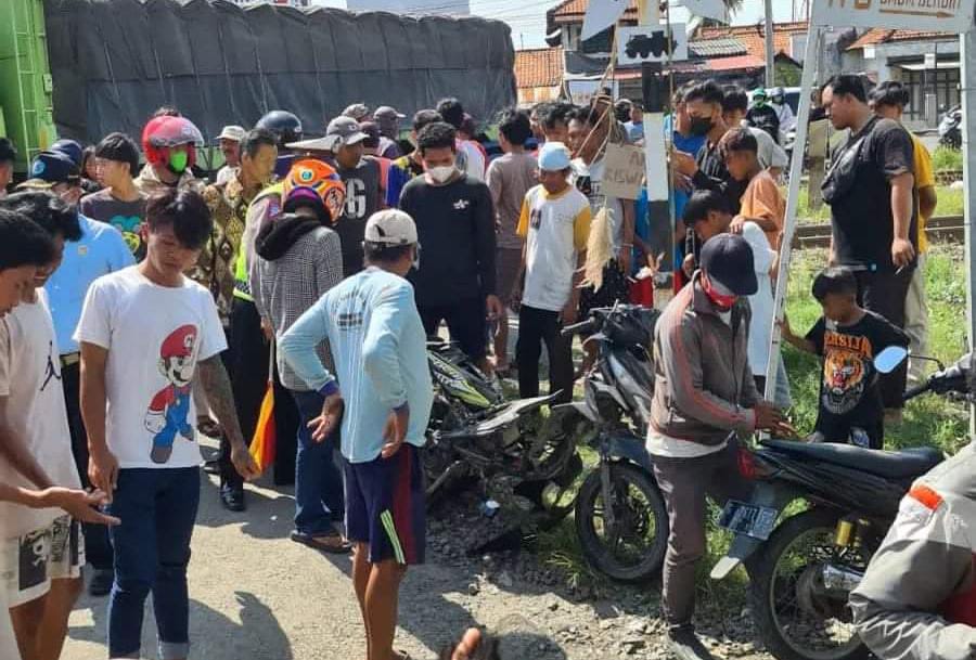 Emak-emak Nekat Terobos Palang Pintu Kereta Api di Brebes, Tewas Tertabrak KA Dharmawangsa