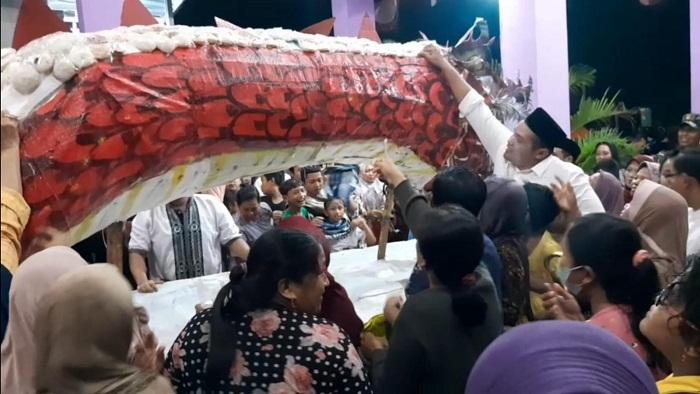 2000 Apem di Tubuh Naga Jadi Rebutan Warga Pati di Tradisi Kirab Ruwahan Apem Sambut Ramadan