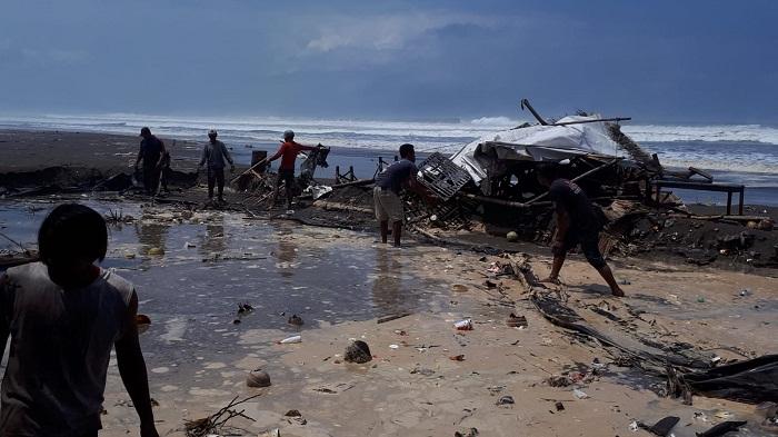 warung-di-pantia-indah-widarapayung-cilacap-rusak-dihantam-gelombang-tinggi.jpg