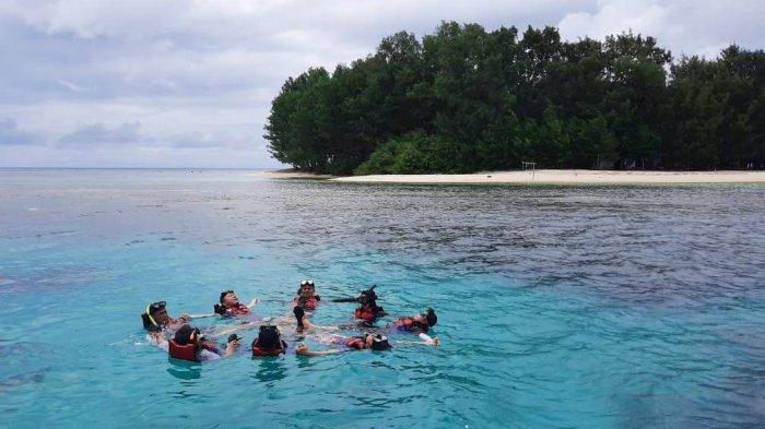 wisatawan-berenang-di-sekitaran-pulau-cilik-karimunjawa-jepara-jawa-tengah-selasa-2522020.jpg
