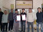 04072025-warga-luwungragi-brebes-laporkan-kadesnya-bermain-judol-ke-kejari-brebes.jpg