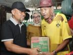 04102025-sekda-cilacap-serahkan-bantuan-kepada-pemilik-rtlh.jpg