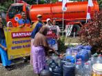 05082025-warga-bojong-cilacap-dapat-bantuan-air-bersih.jpg
