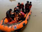06082025-tim-SAR-gabungan-evakuasi-korban-banjir-bandang-sungai-klawing.jpg