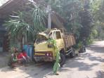 06102025-truk-tabrak-rumah-di-aditirto-kebumen.jpg