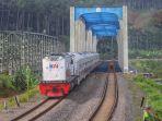 07042025-kereta-melintas-di-jembatan-serayu-banyumas-saat-angkutan-lebaran.jpg