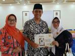 07102025-Ketua-Umum-IPHI-Kota-Tegal-Ikmal-Jaya-menunjukkan-alquran-terjemahan-bahasa-tegal.jpg