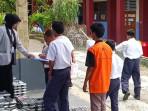 07102025-ambil-jatah-makanan-mbg-smpn-8-salatiga.jpg