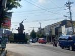 07102025-cuaca-cerah-dan-arus-lalu-lintas-di-kawasan-tugu-knalpot-purbalingga.jpg