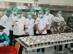 08102025-gubernur-jateng-cek-dapur-mgb-di-sppg-jebres-solo.jpg