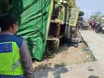 08102025-truk-terguling-setelah-tabrak-elf-di-simpang-tanjung-brebes.jpg