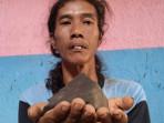 08102025-warga-jatilaba-tegal-temukan-pecahan-meteor.jpg