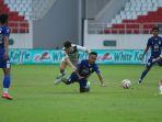 09052025-duel-pemain-PSIS-Semarang-Ridho-Syuhada-Putra-dan-pemian-PSS-Sleman-Vinicius-Duarte.jpg