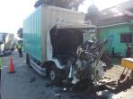 09102025-mobil-boks-tabrak-truk-fuso-di-jalan-pantura-kendal.jpg