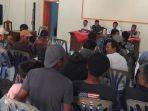 10072025-warga-luwungragi-brebes-geruduk-balai-desa.jpg