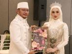 10102025-wali-kota-tegal-dedy-yon-dan-gadis-tunjukkan-mas-kawin.jpg