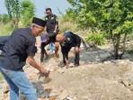 10102025-warga-bongkar-makam-keramat-palsu-di-sawojajar-wanasari-brebes.jpg