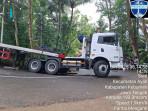 11102025-truk-terperosok-di-jalur-wisata-pantai-menganti-kebumen.jpg