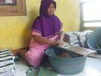 15042025-pengrajin-tempe-di-pliken-kembaran-kabupaten-banyumas-soal-harga-kedelai-naik.jpg