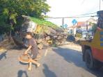 Truk Pengangkut Rotan Terguling di Jalan Gajah Mada Brebes, Diduga Sopir Mengantuk Tabrak Median