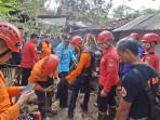 16072025-evakuasi-ayah-anak-tercebur-sumur-di-pejogol-cilongok-banyumas.jpg