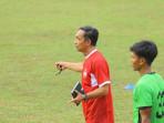 16072025-pelatih-psis-kahudi-wahyu-saat-latihan-rutin.jpg